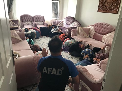 Tarsus Üçelif Kız Kuran Kursunda Afet Farkındalık Eğitimi ve Deprem Tatbikatı